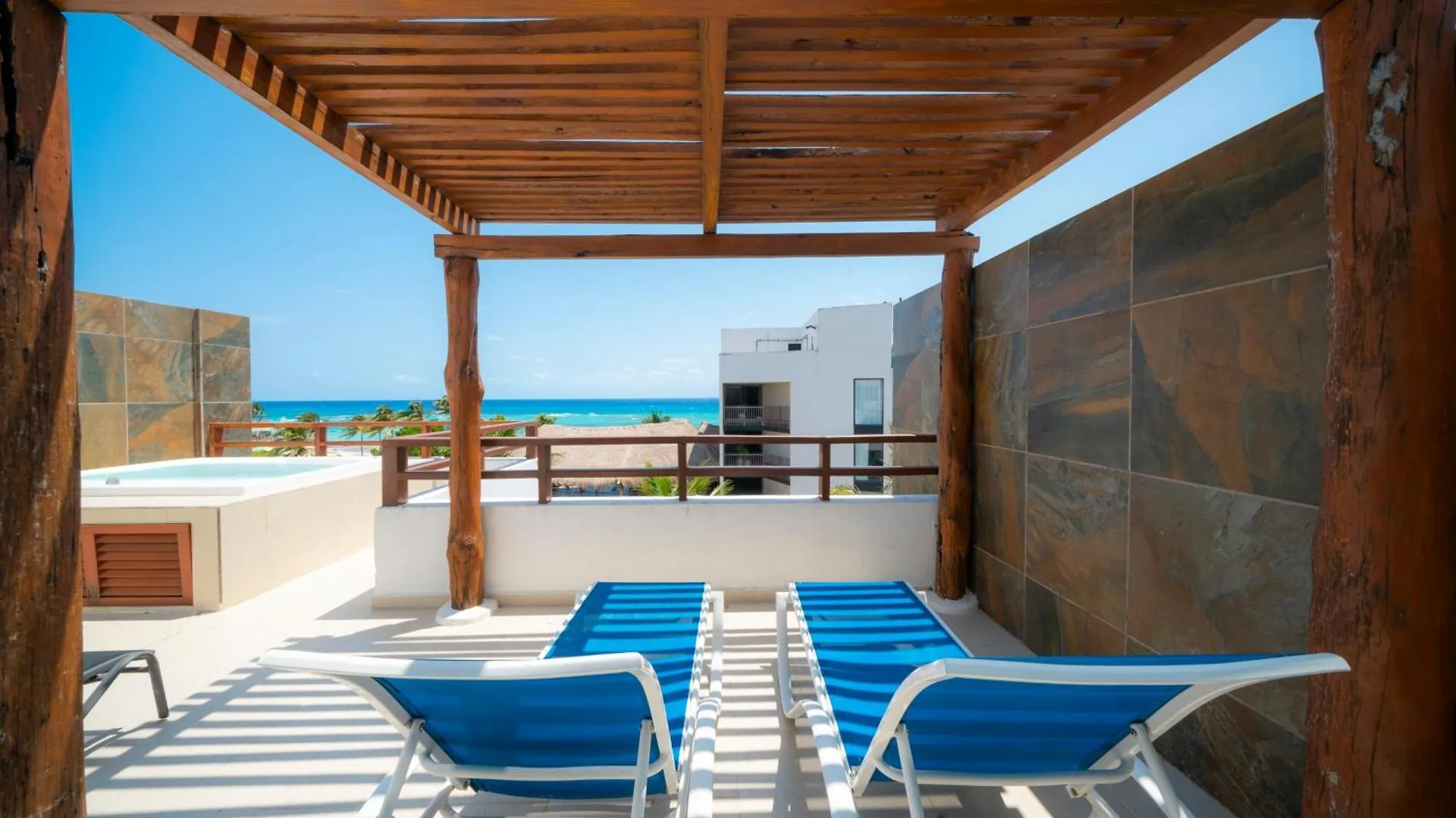 Beachfront Penthouse With 3 Bedrooms & Ocean View - Las Nubes Playa del Carmen Holiday home